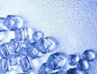 'Ολα όσα πρέπει να ξέρετε για τους κινδύνους από τα παγάκια που φτιάχνει το ψυγείο